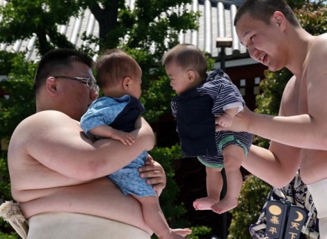 Võ sĩ sumo dọa trẻ con khóc trong ngày hội kỳ lạ ở Nhật Bản