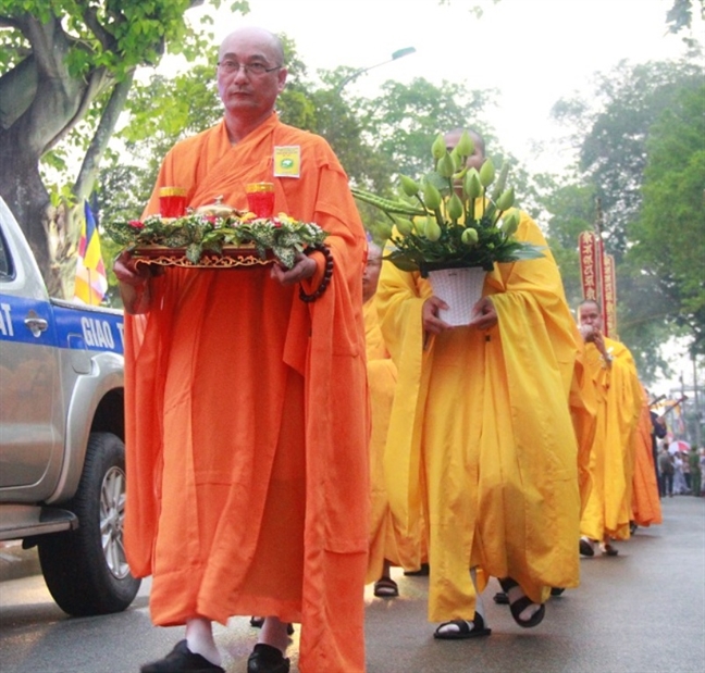 Hang nghin Phat tu, Tang ni trang nghiem trong le ruoc Phat duoi mua