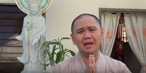 Clip Minh Béo xin lỗi khán giả bị 'ném đá'