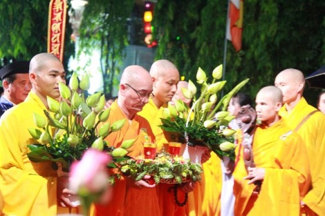Hàng nghìn Phật tử, Tăng ni trang nghiêm trong lễ rước Phật dưới mưa