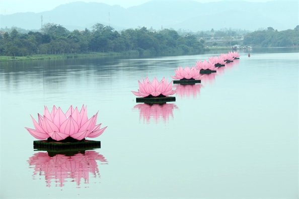 7 doa sen khong lo thap sang song Huong trong ngay Phat Dan o Hue