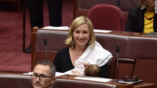 Thượng nghị sĩ Australia ‘làm nên lịch sử’ khi cho con bú tại Quốc hội