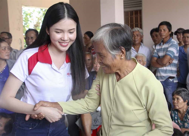 350 nguoi ngheo duoc phau thuat mat mien phi