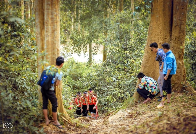 Nhom nu sinh chup ky yeu len an nan buon ban phu nu