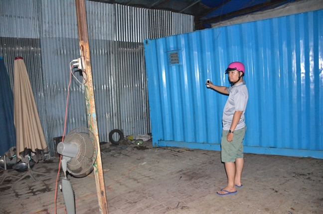 Hang chuc giang ho chem nguoi, dung container bit cua nha dan