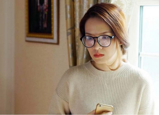 Đan Lê với gu thời trang 'quê mùa' trong phim, trẻ trung ngoài đời