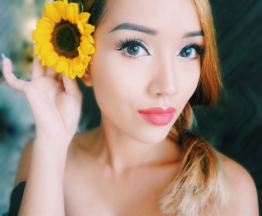 Nữ tiếp viên hàng không 9X trải lòng về nghề beauty blogger