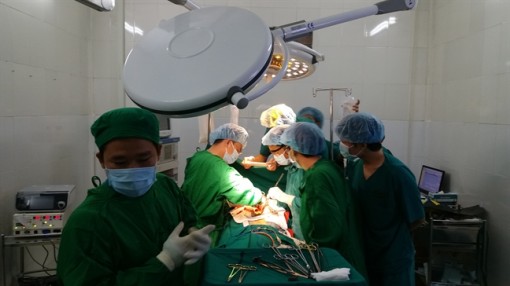 Cưa xương ức, cứu sống một bệnh nhân đã vỡ tim
