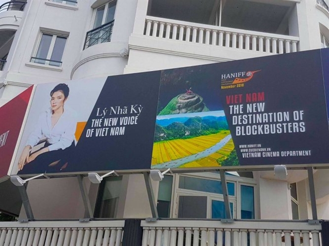 Ly Nha Ky mo tiec chieu dai khach VIP tai Cannes