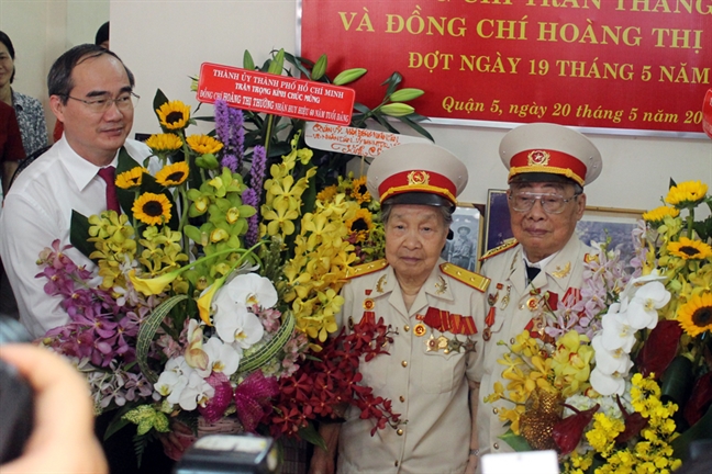 Bi thu Nguyen Thien Nhan trao huy hieu dang cho dang vien