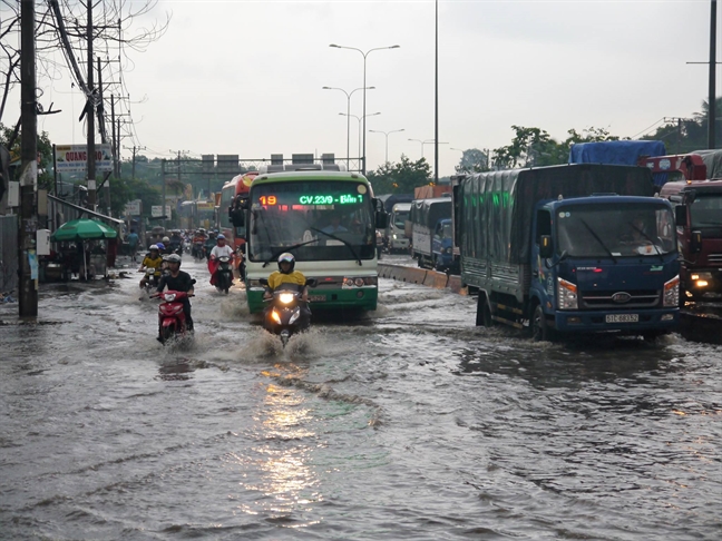 Mua lon, giao thong hon loan o nhieu noi