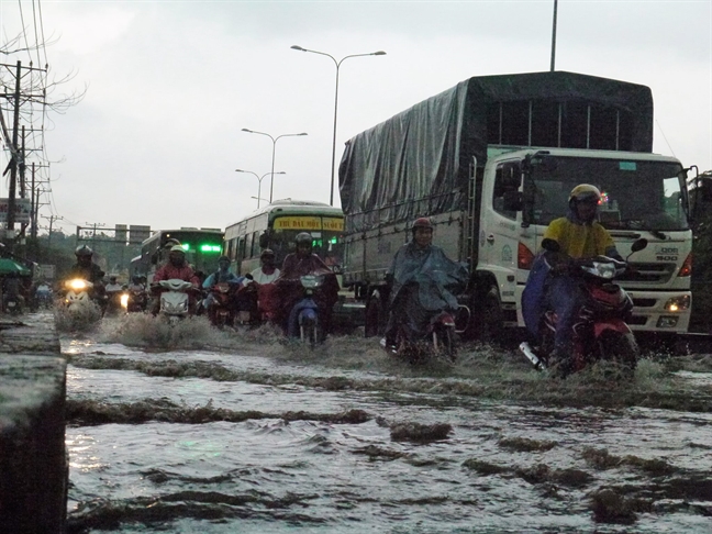 Mua lon, giao thong hon loan o nhieu noi