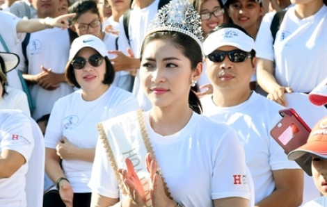 Hoa hậu Thu Thảo đội vương miện đi bộ gây quỹ từ thiện
