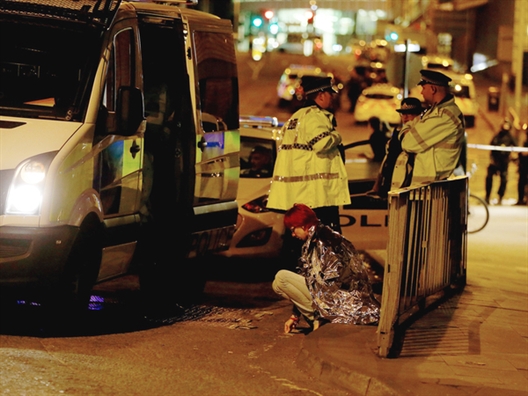 Vu danh bom Manchester qua loi ke am anh cua nguoi dan ong vo gia cu