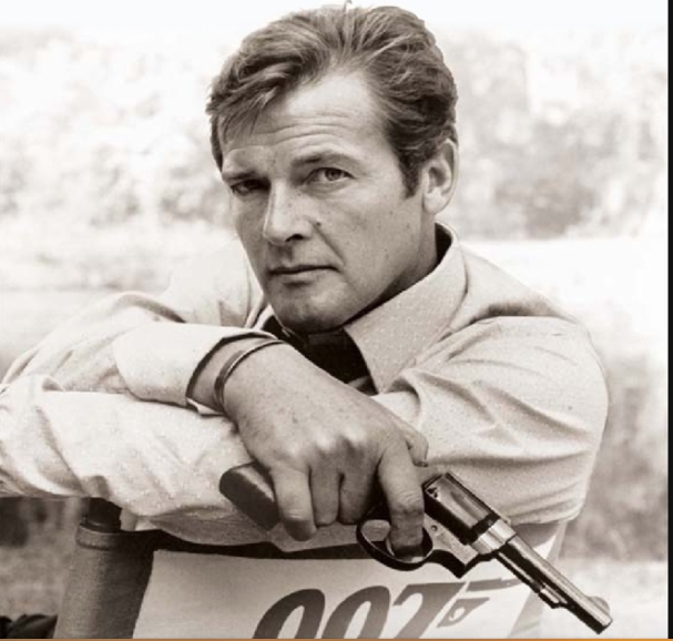 'Diep vien' Roger Moore qua doi