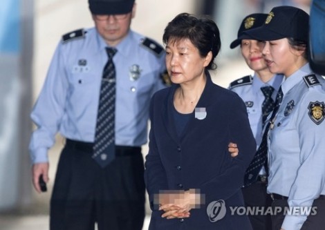 Bà Park Geun-hye tiều tuỵ trong phiên toà lịch sử cùng bạn thân