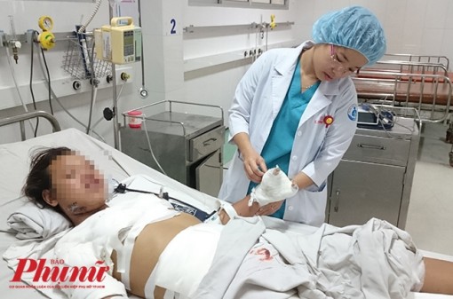 Báo Phụ Nữ trao tiền cho người cha đổi bắp lấy tiền chữa bệnh cho con