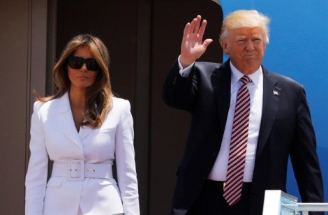 Lý do bà Melania liên tục gạt tay ông Donald Trump khi công du