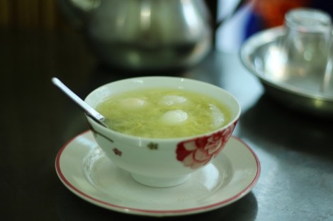 Thải bụi Sài Gòn với chè củ năng trứng cút
