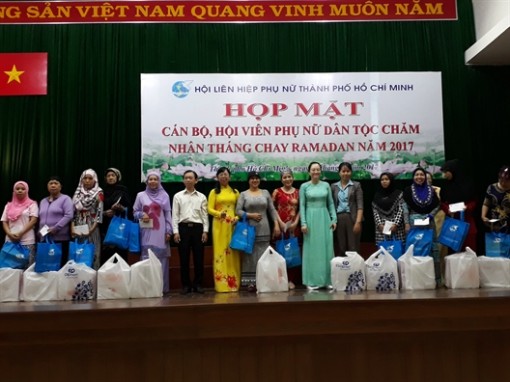 Tặng 200 phần quà cho HV PN Chăm nhân tháng chay Ramadan