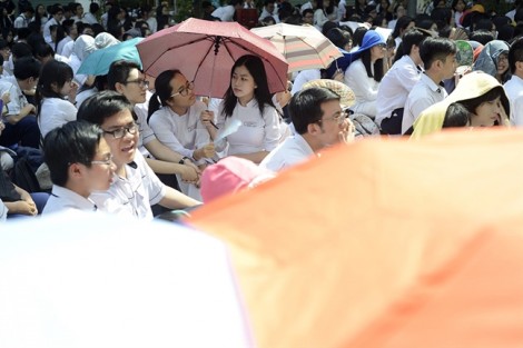 Xúc động ngày lễ ra trường của học sinh Sài Gòn