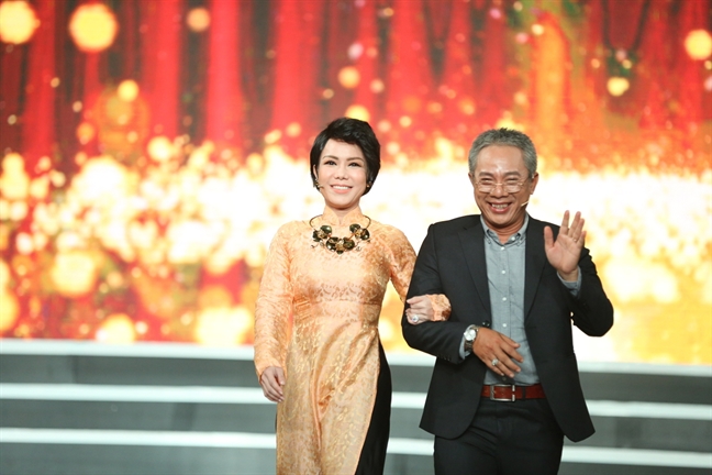 Nghe si Trung Dan lam giam khao gameshow sau on ao voi Huong Giang Idol