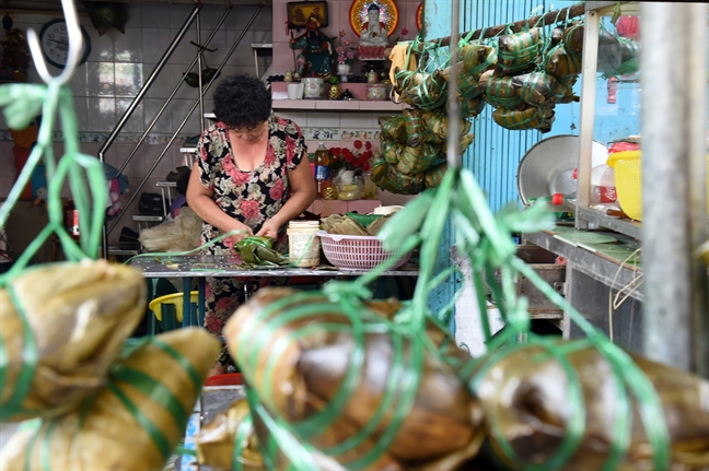 Banh u cung tet Doan Ngo: Coi chung mua nham banh ‘da’