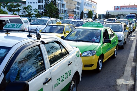 'Cuoc chien' taxi truyen thong va taxi cong nghe: sao khong lay loi ich hanh khach la muc tieu?