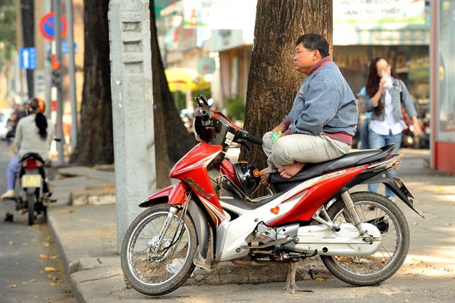 'Cuoc chien' taxi truyen thong va taxi cong nghe: sao khong lay loi ich hanh khach la muc tieu?