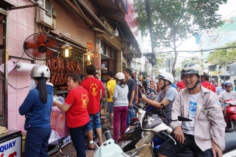 Con đường bán thịt quay lớn nhất Sài Gòn 'nhích từng chút' trong ngày Tết Đoan Ngọ