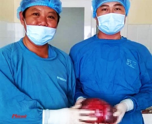 Cụ bà mang khối u nặng 4kg suốt 10 năm