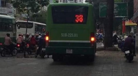 Hoảng hồn với xe buýt chạy như bay trên vỉa hè Sài Gòn