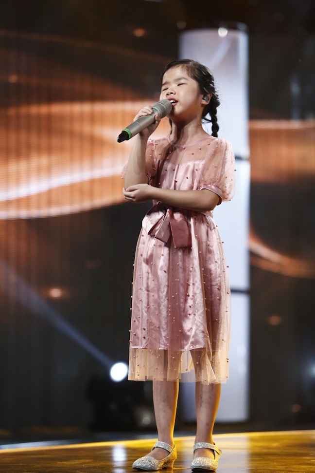 Thi sinh Vietnam Idol Kids bi 'chinh' vi co gong theo phong cach nguoi lon