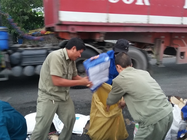 Bia vang tung toe tu xe tai, nguoi Sai Gon gom giup tai xe