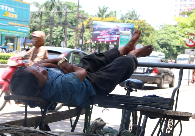 Dong canh ngo voi Ha Noi, nguoi dan thanh Vinh vao cong vien tron nong