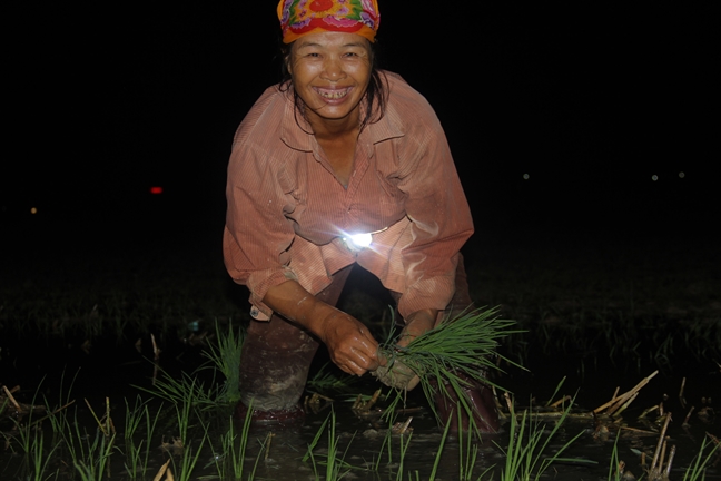 Nguoi dan xu Nghe xach den di cay dem tranh cai nong nhu do lua