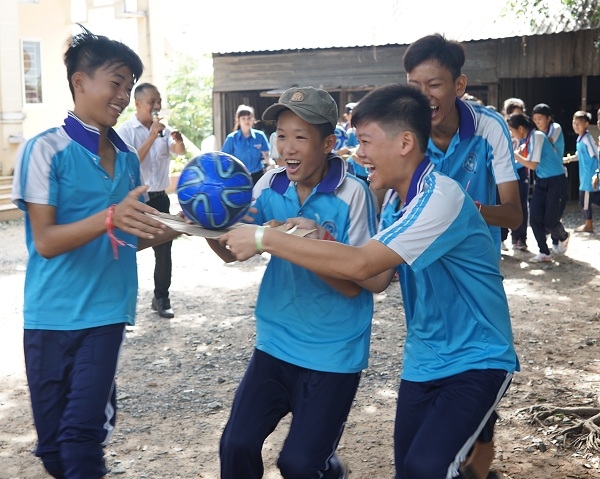 Chuong trinh 'Uong sua - van dong - khoe manh' tai cac truong Den Dom Dom