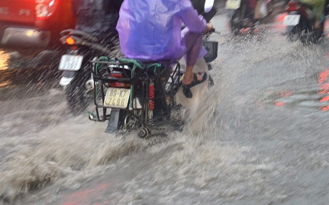 Ha Noi sau nhung ngay nang chay da don buoi chieu mua ngap