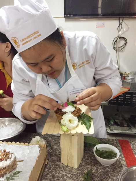 Đầu bếp thế giới khen ngợi sự sáng tạo của sinh viên Việt Nam ở hội thi làm bánh