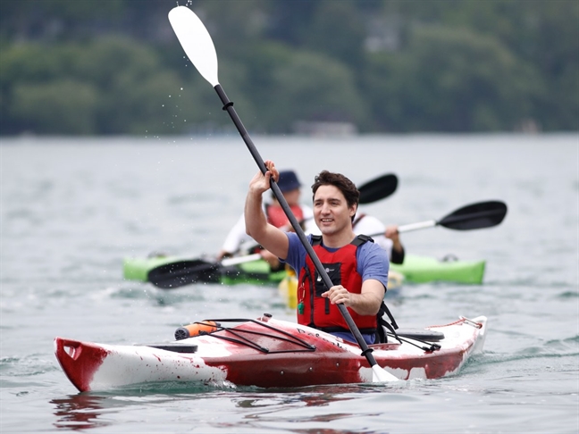 Thu tuong dien trai Canada cheo thuyen cung nguoi dan tren song Niagara