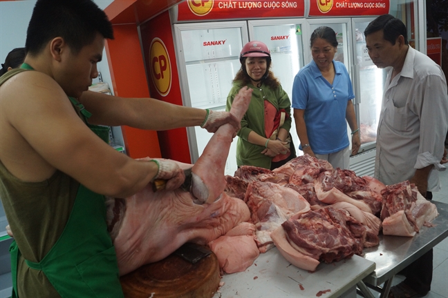 Cua hang thit 35.000dong/kg dong nghit nguoi mua tu mo sang