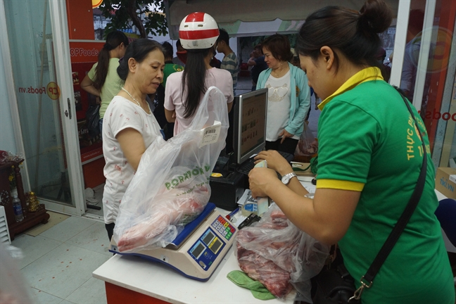 Cua hang thit 35.000dong/kg dong nghit nguoi mua tu mo sang