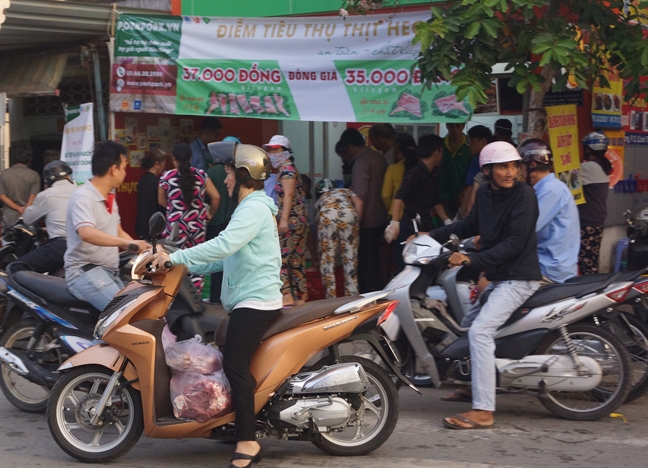 Cua hang thit 35.000dong/kg dong nghit nguoi mua tu mo sang