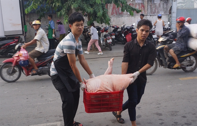 Cua hang thit 35.000dong/kg dong nghit nguoi mua tu mo sang