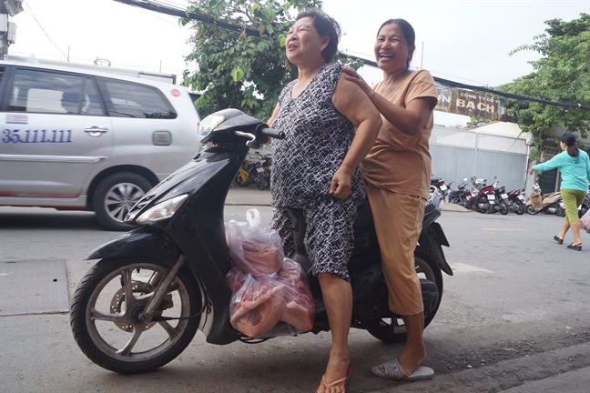 Cua hang thit 35.000dong/kg dong nghit nguoi mua tu mo sang