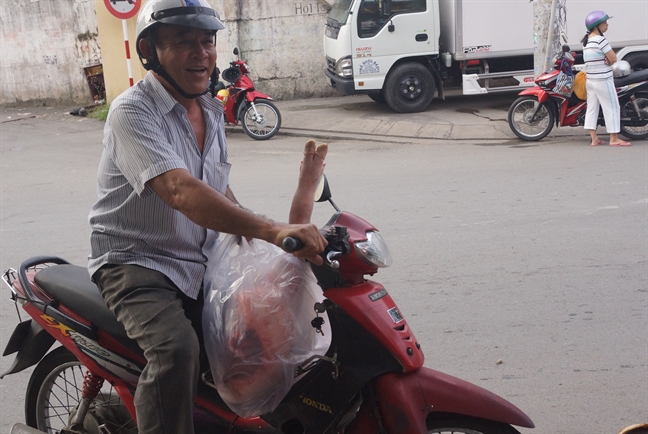 Cua hang thit 35.000dong/kg dong nghit nguoi mua tu mo sang