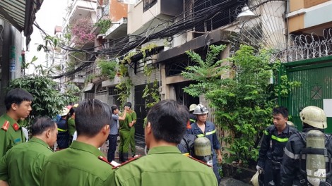 Trăm cảnh sát đội mưa chữa cháy ngôi nhà trong hẻm Sài Gòn