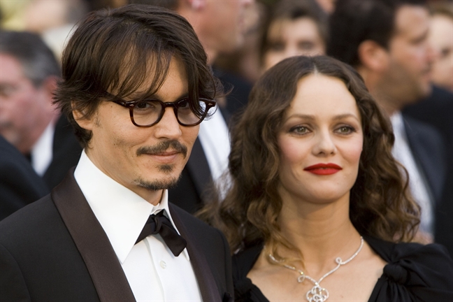 ‘Cuop bien’ Johnny Depp van xin Vanessa Paradis tro lai