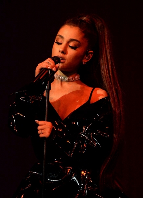 Sau noi buon Manchester, ca si Ariana Grande se den Viet Nam