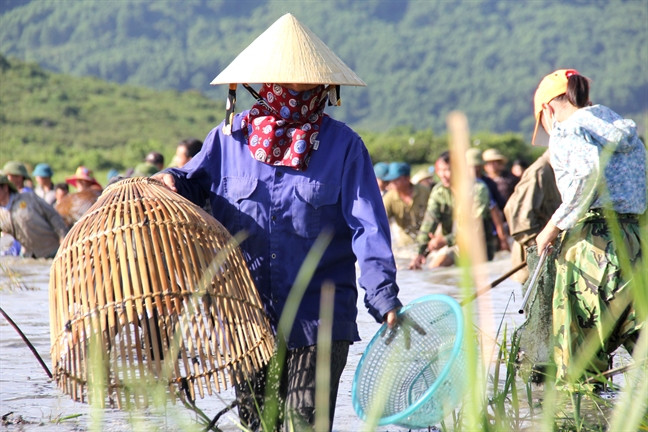 Hang ngan nguoi doi nang di bat ca cau may trong le hoi Dong Hoa